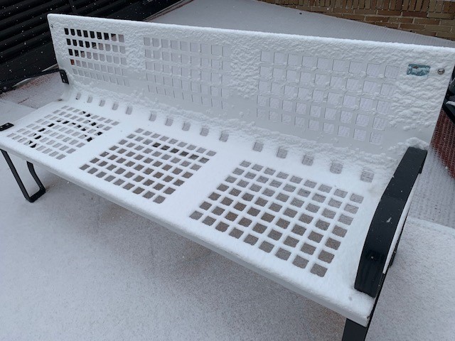 banco de color blanco con nieve